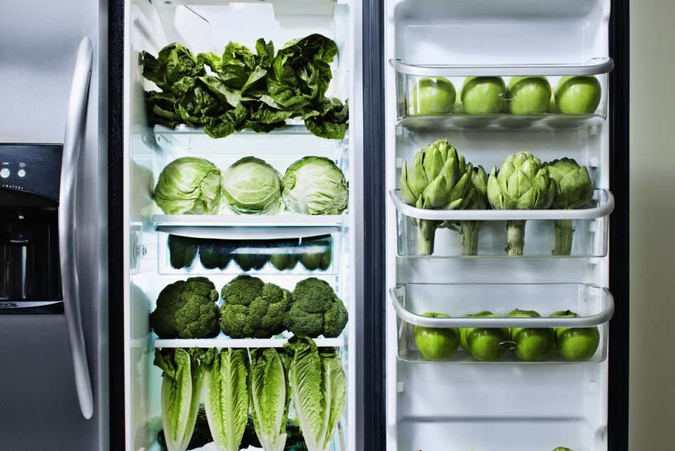 Un frigo rempli de légumes.