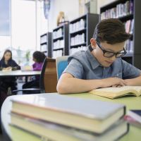 15 minutes de silence pour lire : la belle idée qui se répand dans les écoles françaises