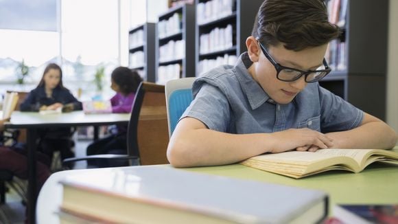 15 minutes de silence pour lire : la belle idée qui se répand dans les écoles françaises