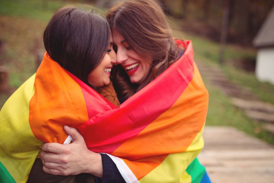 Photo d'illustration montrant un couple lesbien.