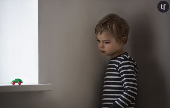 Photo d'illustration d'un enfant autiste isolé.