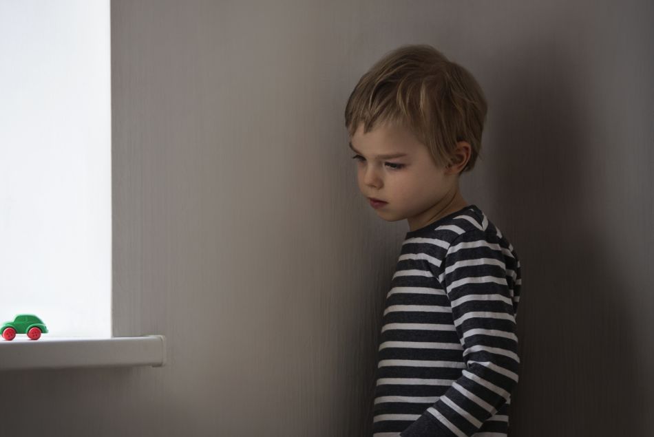 Photo d'illustration d'un enfant autiste isolé.