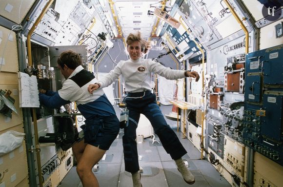 Jan Davis et Mark Lee, le premier couple marié dans l'espace, à bord de la navette Endeavour.