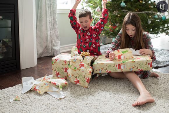 Photo d'illustration d'enfants ouvrant leurs cadeaux le matin de Noël.
