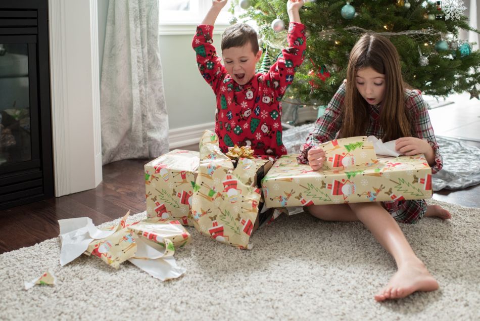 Photo d'illustration d'enfants ouvrant leurs cadeaux le matin de Noël.