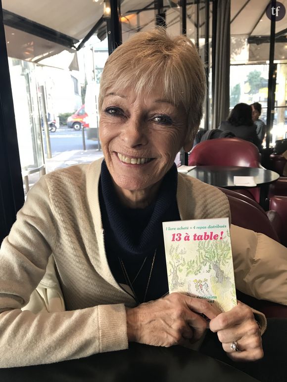 Françoise Bourdin pose pour Terrafemina avec le livre "13 à table!".