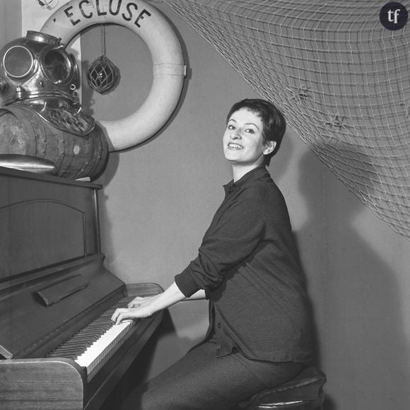 Barbara au piano, à l'Ecluse, Paris rive-gauche années 50.