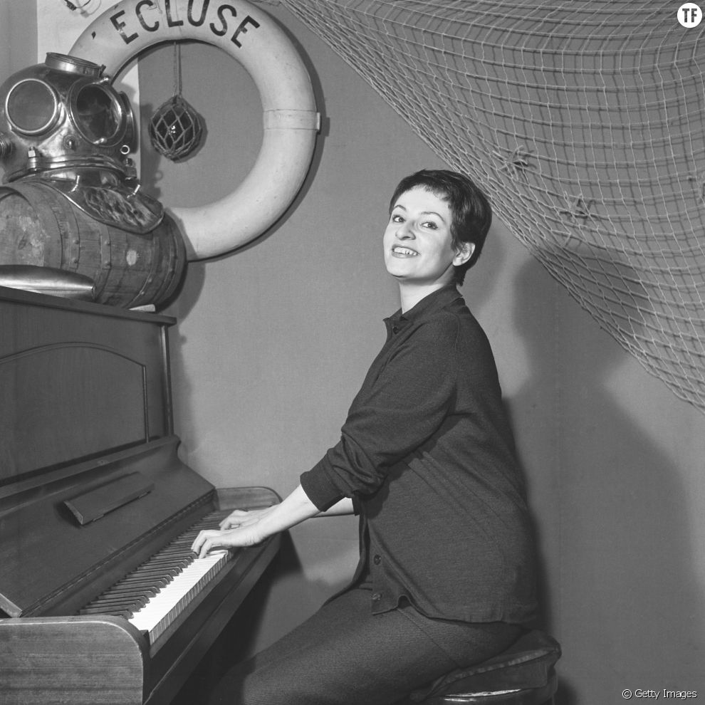 Barbara au piano, à l&#039;Ecluse, Paris rive-gauche années 50.