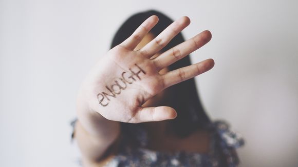 Violences faites aux femmes : 5 féministes réclament un plan d'urgence à Emmanuel Macron