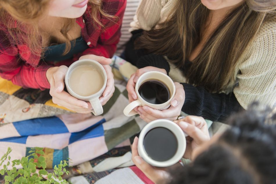 Photo d'illustration de trois femmes buvant le café.