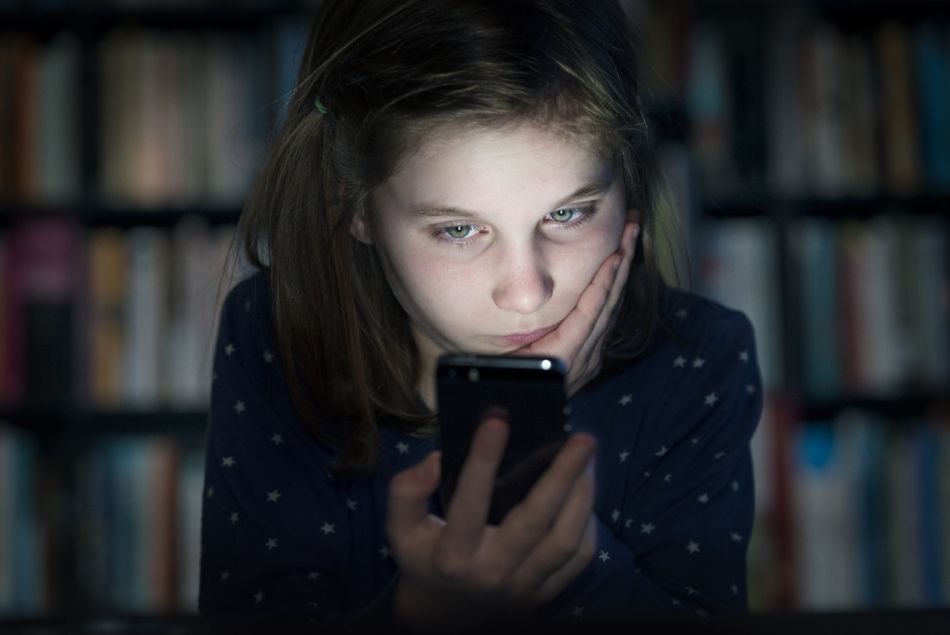 Photo d'illustration d'une adolescente sur son téléphone.