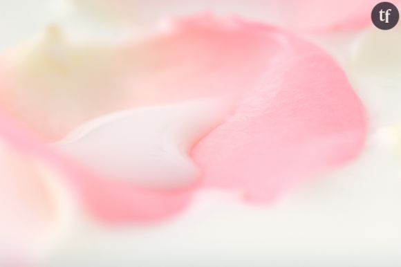 Pétales de roses et lait pour soigner les lèvres gercées