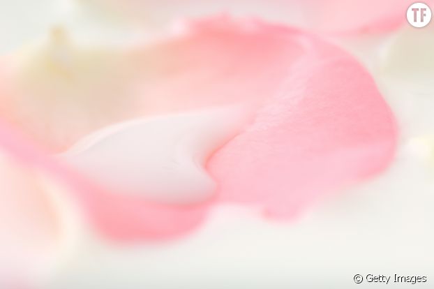 Pétales de roses et lait pour soigner les lèvres gercées