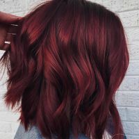 Les cheveux vin chaud, la tendance colo qui va réchauffer notre hiver