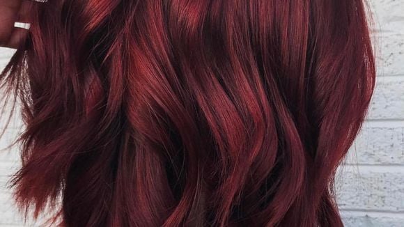 Les cheveux vin chaud, la tendance colo qui va réchauffer notre hiver