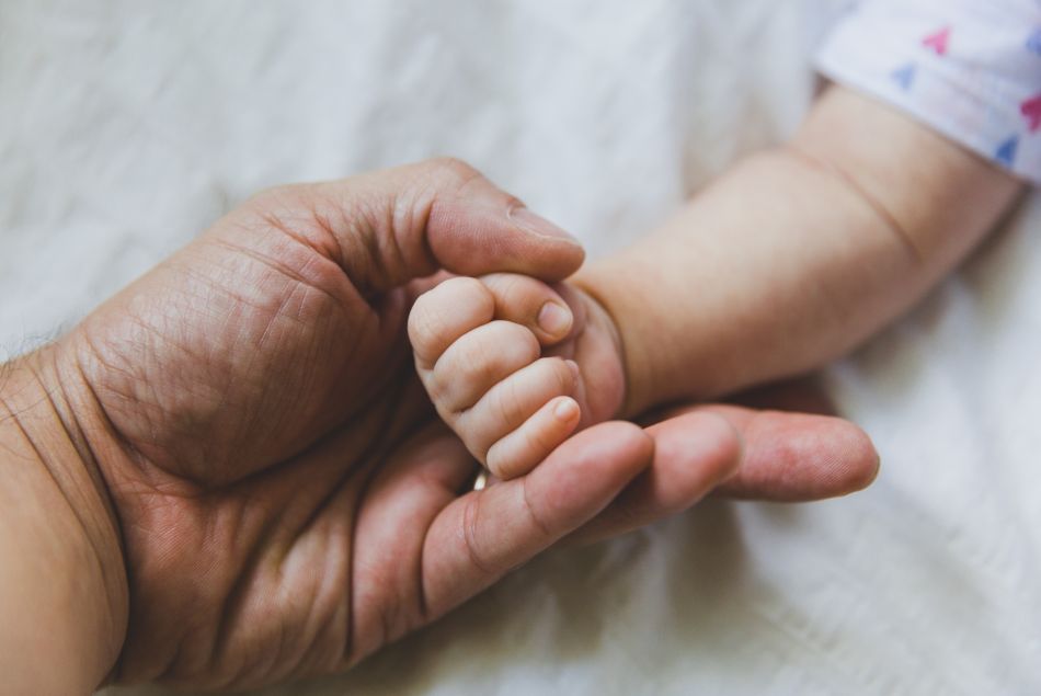 Pourquoi allonger le congé paternité est une excellente idée pour l'égalité