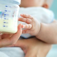 Lactalis : que risque mon bébé s'il a bu du lait contaminé ?