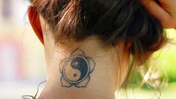 Le tatouage maison, la tendance qui met en danger les ados