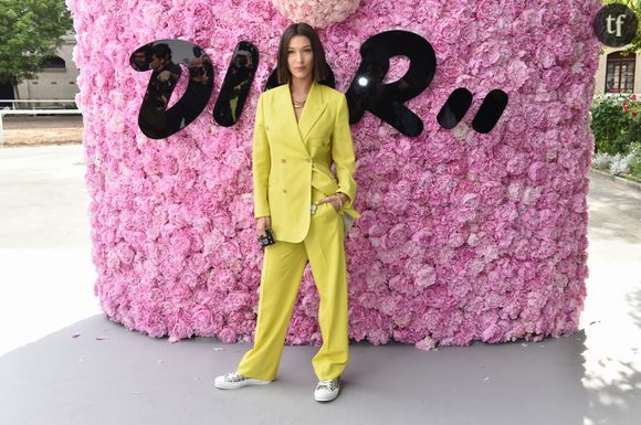 Le tailleur pantalon jaune fluo de Bella Hadid