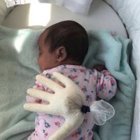 Un gant de riz pour aider bébé à dormir ? L'astuce de cette maman fait débat