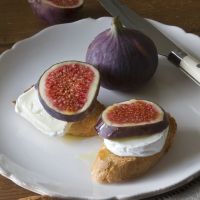 La recette des tartines au chèvre, au miel et à la figue