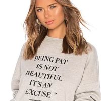 "Être gros n'est pas joli, c'est une excuse" : un sweat Revolve fait polémique