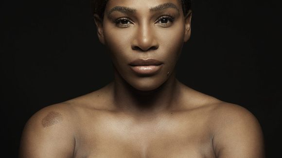 Serena Williams chante pour vous encourager à checker vos seins