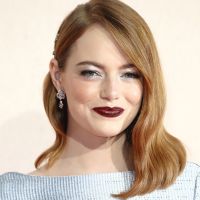 "Mes organes se sont déplacés !" : Emma Stone raconte son expérience du corset