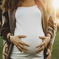 Un couple de femmes partage sa grossesse grâce à la fécondation in vitro