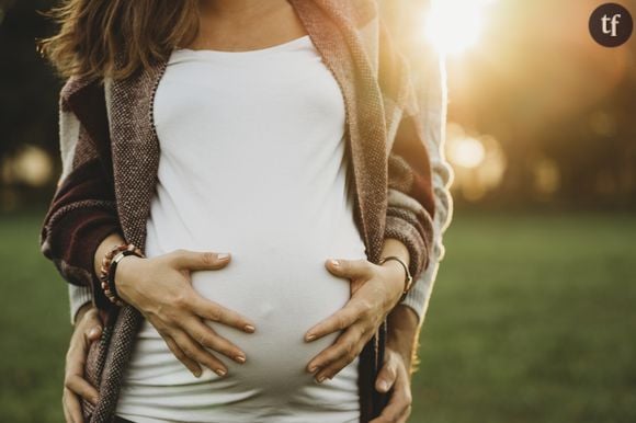 Un couple de femmes partage la grossesse grâce à la fécondation in vitro