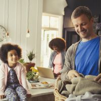 Faut-il être papa d'une petite fille pour être moins sexiste ?