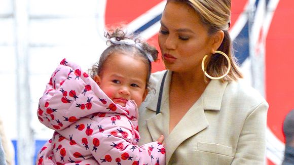 Chrissy Teigen dévoile son astuce géniale pour faire manger sa fille