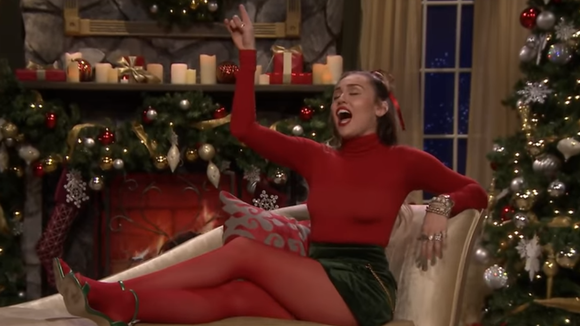 Miley Cyrus détourne une chanson de Noël pour demander l'égalité salariale