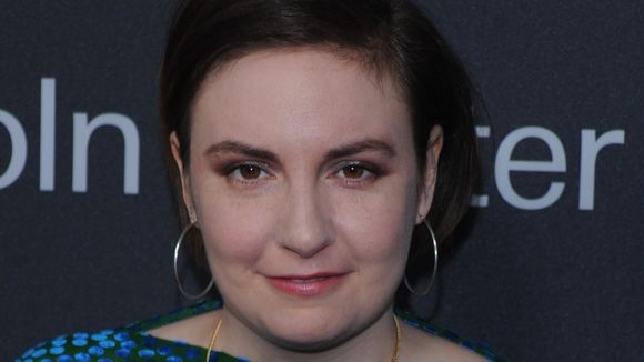 Lena Dunham pose nue pour prôner un message body positive (et la bonne cause)