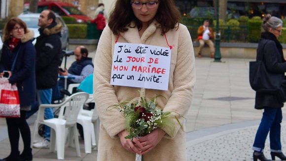 "Tu étais habillée comment ?" : elles enfilent les vêtements des victimes d'agressions sexuelles