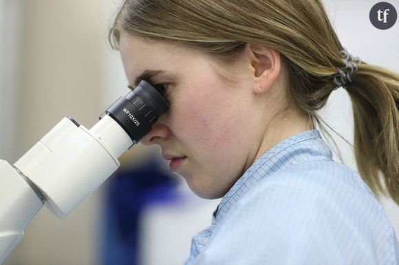 Une chercheuse du laboratoire de la Kazan Federal University travaillant sur un vaccin contre le coronavirus, 17 mars 2020