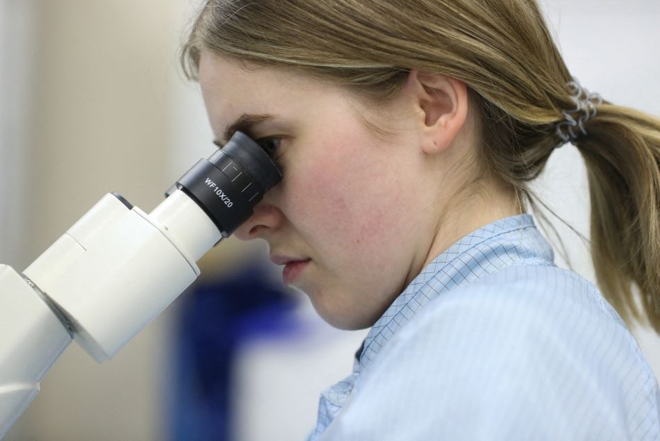 Une chercheuse du laboratoire de la Kazan Federal University travaillant sur un vaccin contre le coronavirus, 17 mars 2020