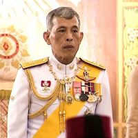 Le roi de Thaïlande se "confine" avec un harem de 20 jeunes femmes (et c'est scandaleux)