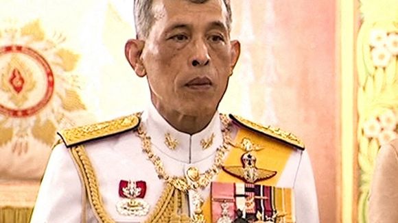 Le roi de Thaïlande se "confine" avec un harem de 20 jeunes femmes (et c'est scandaleux)