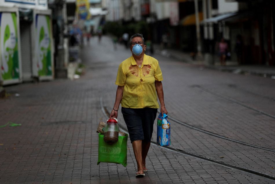 Une femme sort seule dans les rues pendant le confinement à Panama City, le 1er avril 2020