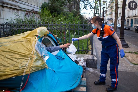 Distribution de nourriture aux SDF par la Protection Civile Paris pendant le confinement le 15 avril 2020