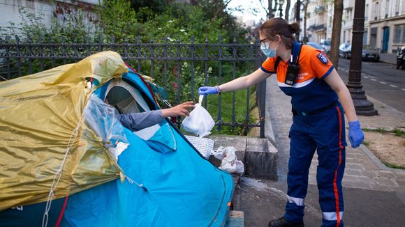 "Des milliers de personnes à la rue" : les associations alertent sur l'hécatombe des SDF