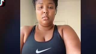 Attaquée par les grossophobes en faisant sa gym, Lizzo réplique (et on adore)