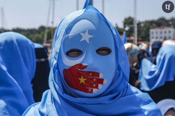 Une femme ouïghoure lors d'une manifestation en soutien à sa communauté chinoise, à Istanbul, en Turquie.