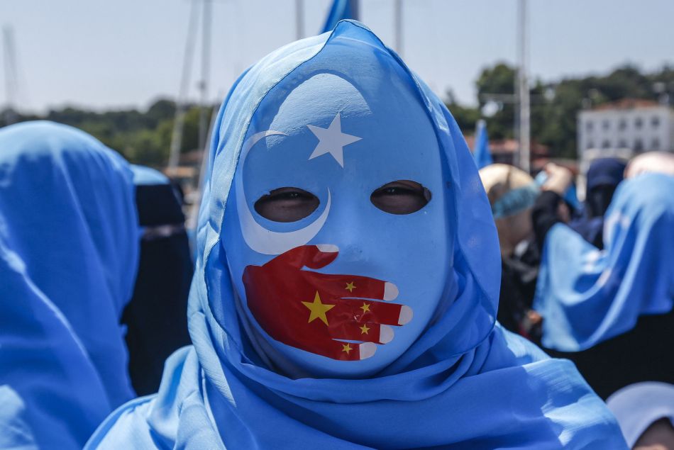 Une femme ouïghoure lors d'une manifestation en soutien à sa communauté chinoise, à Istanbul, en Turquie.