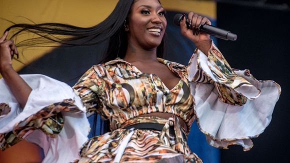 Aya Nakamura est l'artiste française la plus écoutée dans le monde (et met les mecs KO)