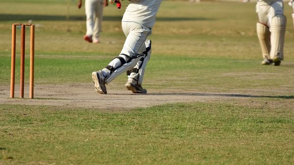 Des joueurs de cricket sponsorisés par des protections périodiques en Inde ? C'est historique