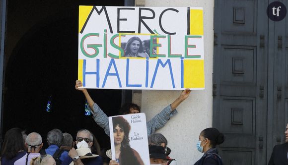 A la sortie des obsèques de Gisèle Halimi au cimetière du Père Lachaise à Paris