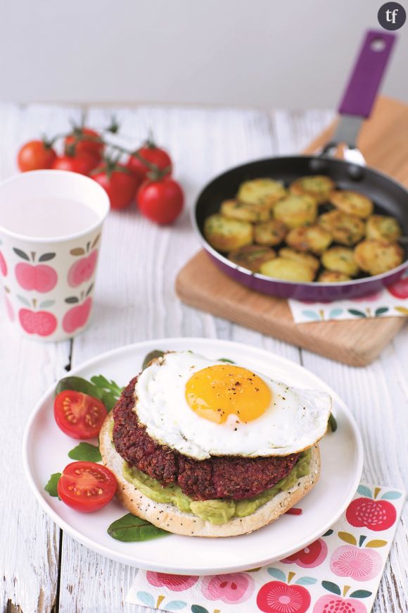 Le steak de betterave avec oeuf sur le plat.