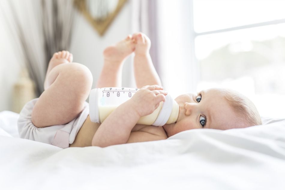 Un bébé avalerait un million de microparticules de plastique de son biberon : que faire ?